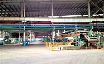 12月4日,三峡全通一个闲置的车间内,落满厚厚的尘土。该项目是郭有明在宜昌市委书记任上最大的政绩工程。新京报记者