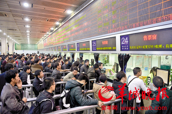 7日,广州火车站售票厅,乘客排队购买车票