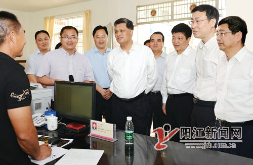 省委副书记、政法委书记、省委农村工作领导小组组长马兴瑞率领省委农办主任陈祖煌、省农业厅副厅长顾幸伟等来到阳江市阳东区调研省级新农村示范片建设工作